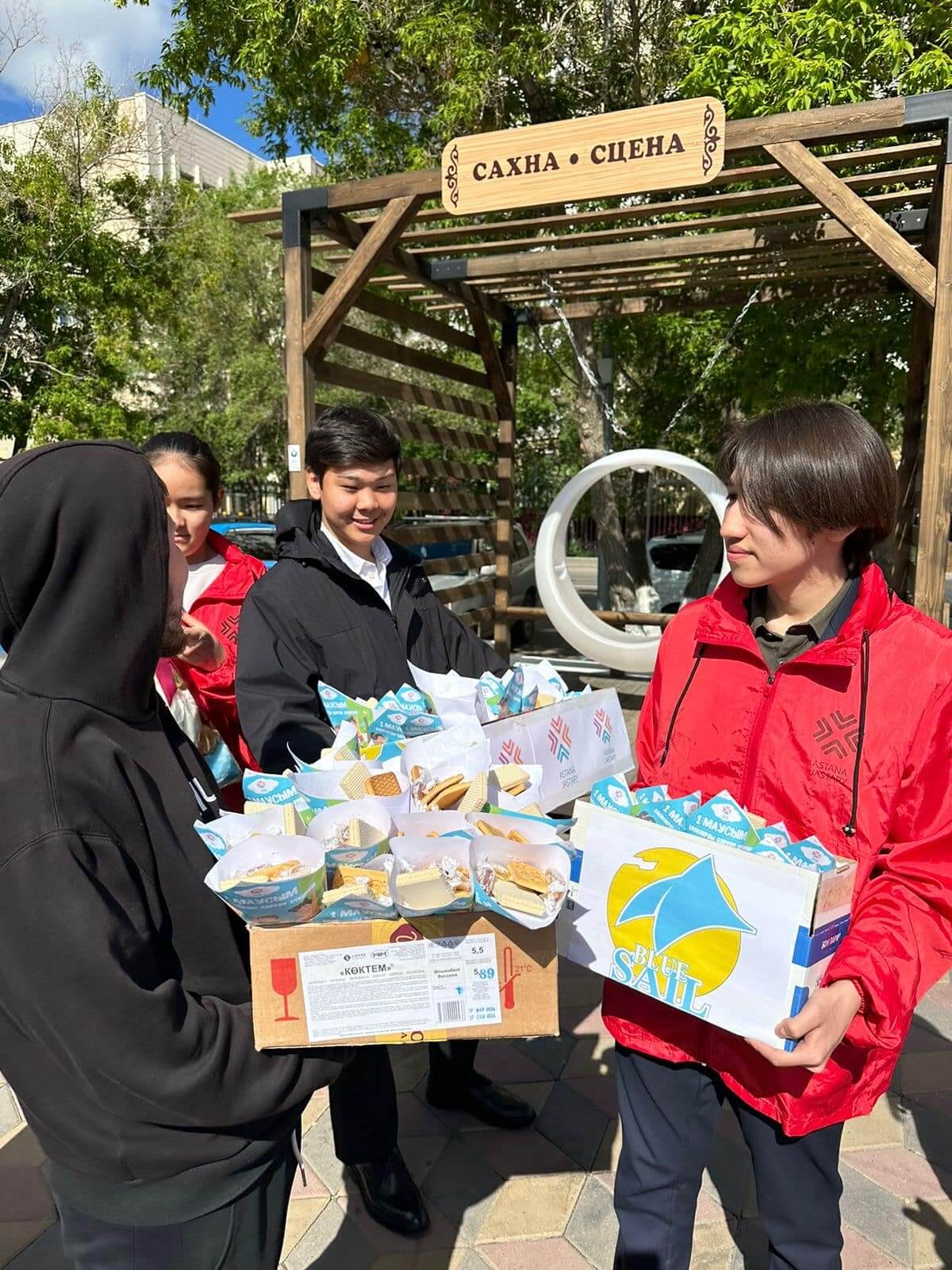 67548c816f9d25bfa7c0d1591ce70e12 Астаналық еріктілер балаларға тәттілер мен сыйлықтар таратты