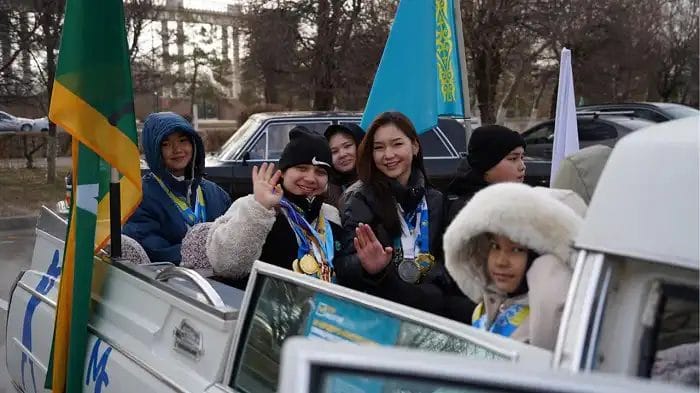 Қонаевта референдум күні тұрғындар дауыс беру учаскелеріне ретроавтокөліктермен келді